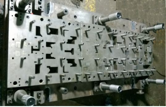 Press tool — punch plate