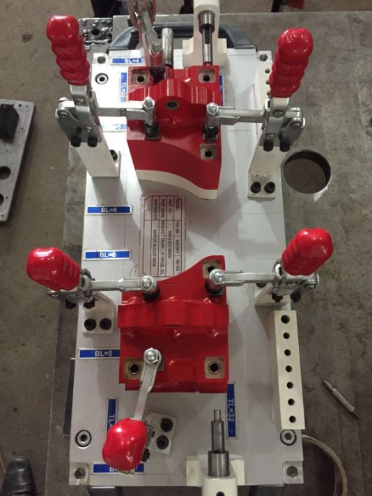 Checking fixture with toggle clamps
