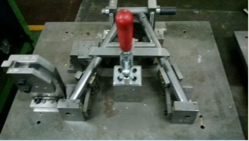 Checking fixture — centre clamp