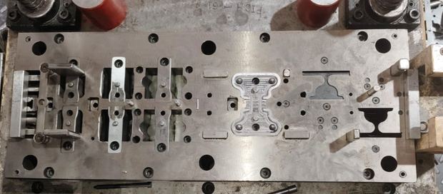 Progressive die plate